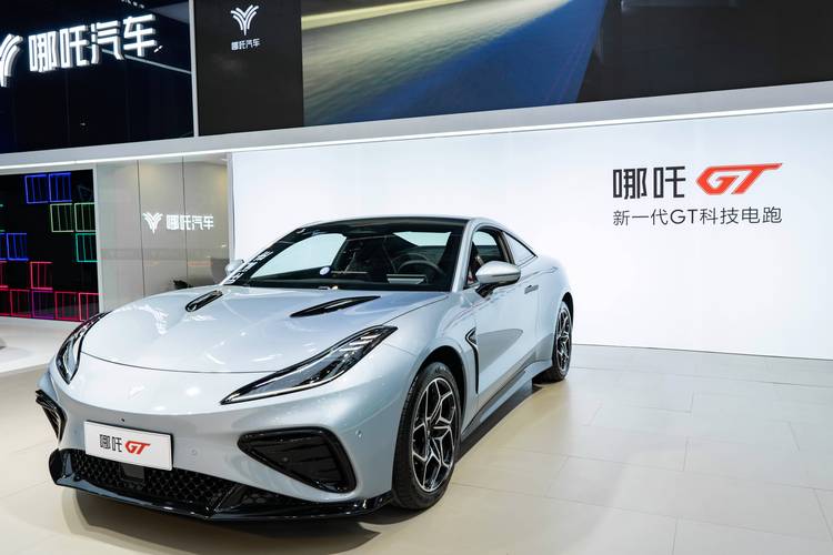 成都312哪吒汽车在智能汽车领域的表现，领途汽车在新能源汽车市场中的影响力